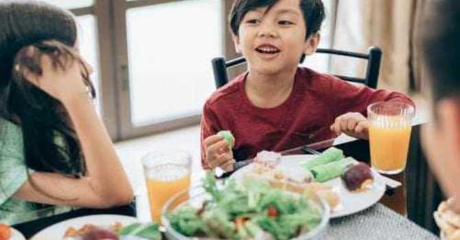 Is stress-free eating with kids possible? image
